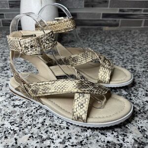 Donald J Pliner Lyla Leather Flat Strappy Sandal Size 6